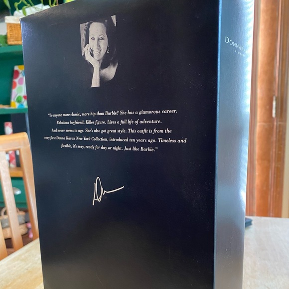 Limited Edition Donna Karan Bloomingdale’s Barbie in original packaging - Picture 8 of 9